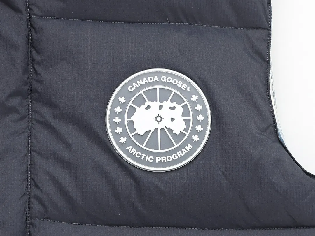 P480 Graphite Gray] Canadagoose/Canada Goose White Label Glacier Down Vest Canada Goose's new "Northern Lights Series" down vest Canada Goose's new "Northern Lights" Northern Lights White Label Down Vest is on the shelves! The light and layered colors give people the feeling of being trapped in the mist around icebergs and glaciers. It can be said to be very dreamy! Original YKK zipper, Size: XS-XXL